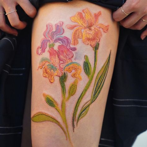 Colorful Tatoos Woman, Colorful Nature Tattoos, Flower Tattoos Thigh, Flower Tattoos Color, Unique Floral Tattoo, Impressive Tattoos, Color Flower Tattoo, Vintage Tattoo Ideas, Art Style Tattoo