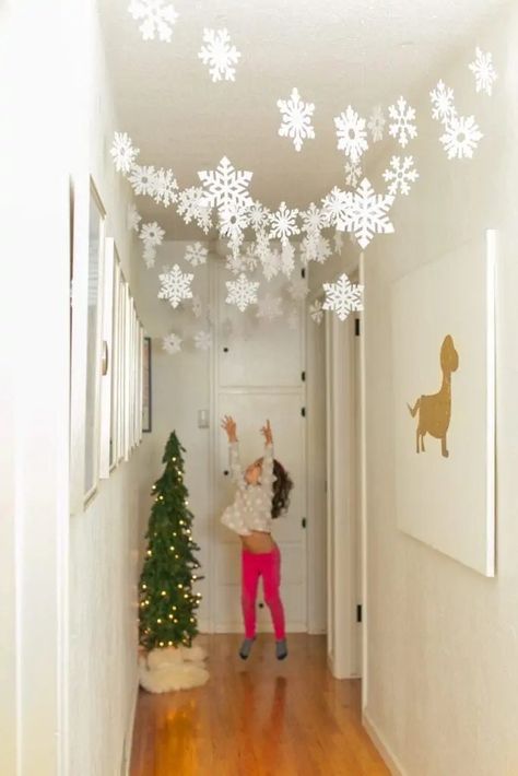 Children Christmas Decorations, Christmas Snowflake Decor Ideas, Christmas Decorations Around Tv, Home Made Christmas Decorations Easy, Homade Christmas Decorations Diy, Christmas Decor Kids Diy, Easy Christmas Decorations For Home, Snowflake Home Decor, Kids Playroom Christmas Decor