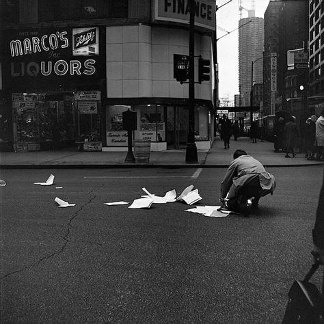 Vivian Maier, Robert Frank, Vivian Meier, Vivian Mayer, Newspaper Wallpaper, Fotografi Urban, Robert Doisneau, Figure Reference, Photographie Inspo