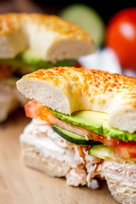 Veggie and Cream Cheese Turkey Bagel Sandwich - Spruce up lunch with a tasty bagel sandwich filled with delicious cream cheese, turkey and fresh veggies! Bagel Sandwich Lunch, Turkey Bagel, Light Lunch Recipes, Bagel Sandwich Recipes, Cheese Turkey, Bagel Breakfast Sandwich, Sandwich Bar, Turkey Cheese, Bagel Sandwich