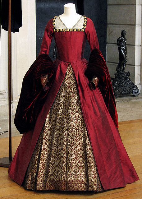 Gown from The Other Boleyn Girl. Simple, clean and well executed. Bold red, stunning. I would have to load (mess) it up with a million fussy details Moda Medieval, Medieval Dresses, Gaun Abad Pertengahan, Tudor Dress, Tudor Fashion, Tudor Costumes, 17th Century Fashion, Fest Outfits, Period Dress