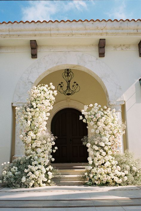 White Floral Wedding Aisle, All White Decor Wedding, Modern Outdoor Wedding Ceremony, All White Ceremony Decor, Wedding Altar Flowers Arrangements, All White Florals Wedding, Outdoor Wedding Flower Decorations, Flower Wedding Entrance, Wedding Ceremony Flower Arch