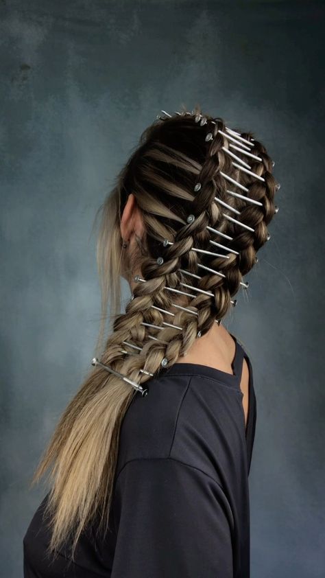 best halloween hairstyle Skeleton Hair Ideas, Scary Hairstyles, Witch Hairstyles Halloween, Zombie Hairstyles, Halloween Braids, Witches Hair, Halloween Hair Ideas, Cullen House, Skeleton Hair