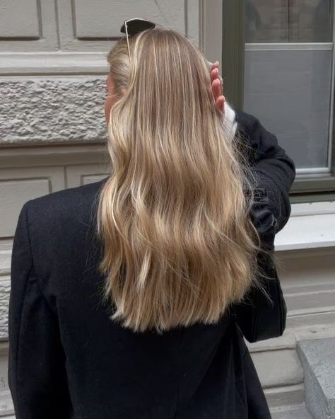 Light Blonde On Brown Hair, Fall 2023 Blonde Hair Color, Natural Blonde With Shadow Root, Really Long Curtain Bangs, Blonde Autumn Hair 2023, Blonde For Fall 2023, Blonde Balayage Grown Out, Blonde 2023 Fall, Fresh Blonde Highlights