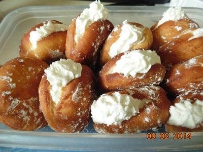 Copycat Dunkin Donuts' Vanilla Cream Filled Donuts. This such a great doughnut recipe, quick & easy! Dunkin' Donuts, Cream Filled Donuts, Vanilla Cream Filling, Homemade Donuts Recipe, Homemade Doughnuts, Vanilla Filling, Filled Donuts, Torte Cupcake, Dessert Aux Fruits