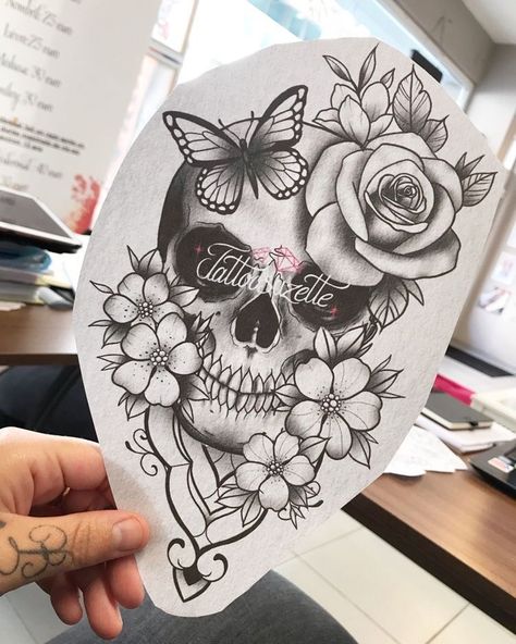 Pretty Skull Tattoos, Floral Skull Tattoos, Girly Skull Tattoos, Skull Thigh Tattoos, Rosen Tattoo Frau, Simbolos Tattoo, Skull Tattoo Flowers, Feminine Skull Tattoos, Hip Thigh Tattoos