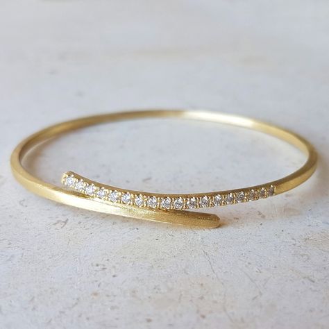 Sequin Bracelet, Feminine Bracelet, Solid Gold Bangle, Gold Bracelet Simple, Gold Bangles For Women, Gold Jewelry Outfits, Diamond Bangle Bracelet, Modern Gold Jewelry, 18k Gold Bracelet