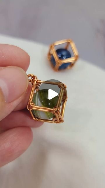 Copper Wire Diy Crafts, Diy Stone Wrapping Wire Jewelry, Wrapping Wire Around Stones, Wire Cages For Stones, Pendant Making Diy, Wire Wrapped Square Stone, Wire Wrapping Stones Tutorial Beginner, Easy Wire Wrapping Stones, Easy Wire Wrapping