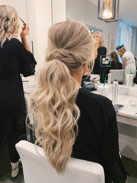 Halocouture Extensions, Beautiful Ponytail Hairstyles, Beautiful Ponytail, Prom Ponytail Hairstyles, Up Ponytail, Prom Hair Up, Simple Braids, Bridal Ponytail, Bridesmaid Hair Inspo