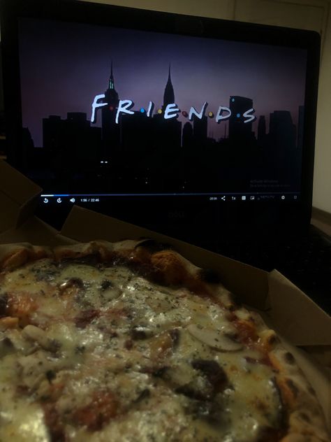 Watching Friends Aesthetic, Binge Watching Aesthetic, Friends Watching Movies Aesthetic, Chilling With Friends Aesthetic, Pizza Aesthetic Night, Watching Aesthetic, Watching Friends, Friends Night, Film Watch