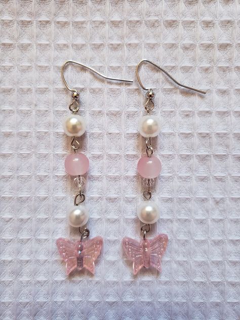 Handmade earrings inspired by candy and butterflies ♡ Materials: ♡ pink butterfly and round beads ♡ faux pearls ♡ mini pink beads ♡ silver and jewelry wire Pink Butterfly Earrings, Pink Bead Earrings, Aesthetic Handmade Jewelry, Drop Earrings Aesthetic, Beaded Jewelry Aesthetic, Diy Bead Earrings, Handmade Jewellery Ideas, Butterfly Earrings Dangle, Cloth Earrings