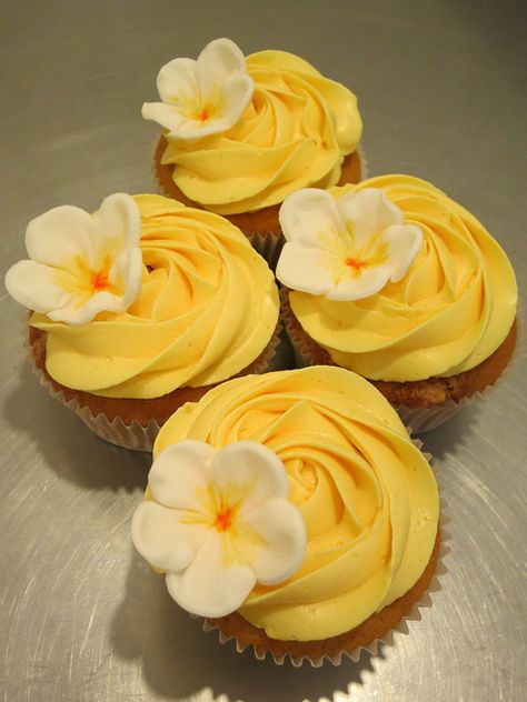 Cupcakes Summer, Sunshine Cupcakes, Yellow Desserts, Bolo Rapunzel, Summer Cupcakes, Spring Cupcakes, Rainy Summer, Yellow Cupcakes, Coffee Cupcakes