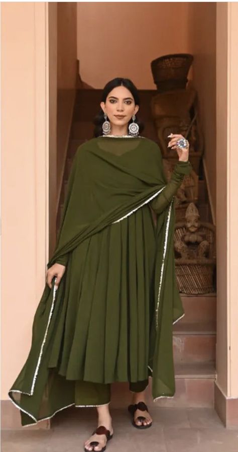 Kurta Designs For Mehendi, Green Kurti Design For Mehndi, Mehandi Colour Dress, Haldi Simple Outfit, Green Traditional Dresses, Green Dress Indian, Green Kurti Design, Simple Anarkali Suits, Green Anarkali Suits