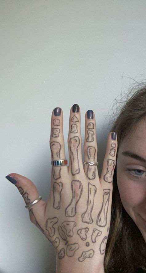 Finger bones😌 Finger Bone Tattoo, Finger Bones, Dumbest Tattoos, Knuckle Tattoos, Finger Art, Bone Tattoos, Finger Tattoos, Tattoo Idea, Tatting