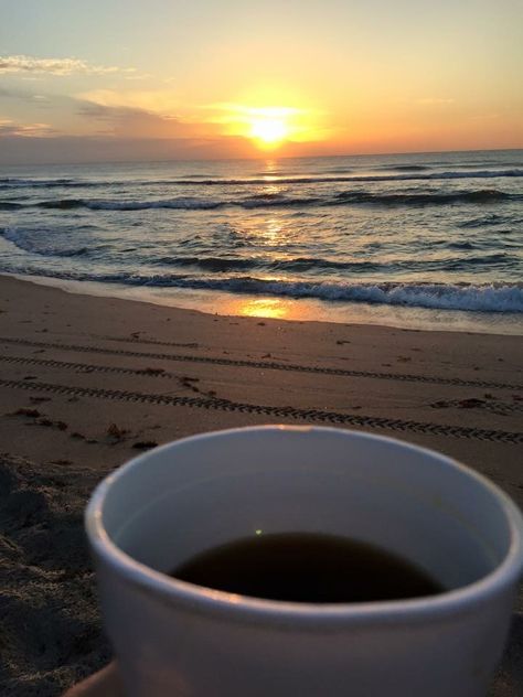 Chai Pic, Coffee Sunrise, Morning Coffee Photography, Sunrise Coffee, Coffee Quotes Morning, Early Morning Coffee, Chai Quotes, Beach Coffee, Sunday Coffee