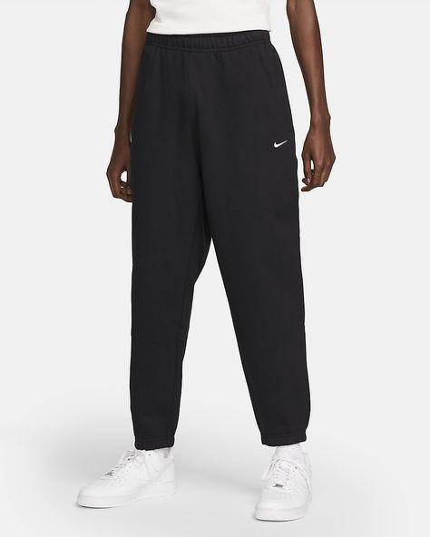 Nike Solo Swoosh Men's Fleece Trousers. Nike UK Nike Joggers Mens, Jogging Nike, Black Nike Joggers, Nike Swoosh Logo, Nike Joggers, Fitted Joggers, Cuffed Pants, Active Wear Pants, Nike Store