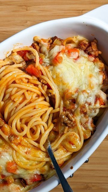 Karen 🍚 Easy Asian Recipes on Instagram: "Throwback to all the amazing baked spaghetti bolognese I ever had in Cafe de Coral/ Maxims/ Fairwood (iykyk) 😮‍💨 This recipe takes LESS THAN 30 mins! So quick. So delicious. So saucy and cheesy. Mmm. I’m gonna make it again this week. Ingredients: 2 servings spaghetti pasta 300g minced pork/beef/both 1-2 medium tomatoes ½ carrot, diced 1 stalk celery, diced ½ red onion, diced 3 tbsp concentrated tomato paste 200ml chicken broth 100ml water 1 tbsp corn Hong Kong Style Noodles, Asian Spaghetti, Hong Kong Noodles, Baked Spaghetti Recipe, Minced Pork, Easy Asian Recipes, Easy Asian, Spaghetti Bolognese, Sweet Meat