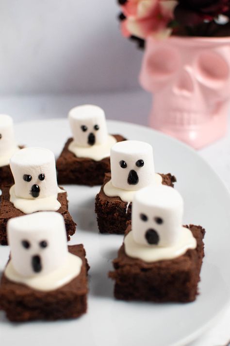 Looking for easy and fun no-bake Halloween treats for kids? Try these Spooky Halloween Ghost Brownies! They're the perfect Halloween snack or dessert. Kids can make these ghost brownie bites for a bake sale, enjoy them for a school party, or hand them out in Halloween goody bags or boxes. Add these yummy marshmallow and icing ghosts to your list of Halloween foods to try this year! Brownies For Halloween, Ghost Brownies, Halloween Backen, Halloween Deserts, Halloween Brownies, Easy Halloween Snacks, Postres Halloween, Dessert Halloween, Halloween Snacks For Kids