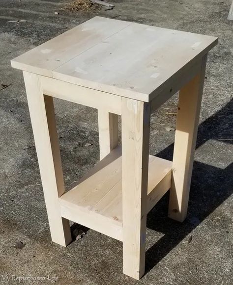 small simple table DIY Wood Table Diy, Diy Side Table, Small End Tables, Tables Kitchen, Diy Dining, Diy Nightstand, Diy End Tables, Table Diy, Simple Table