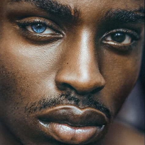 Mekhi Lucky, Unique Body Features, Heterochromia Eyes, Blue Eyes Aesthetic, Eyes Aesthetic, Portrait Photography Men, Black Men Hairstyles, Smiling Man, Body Features