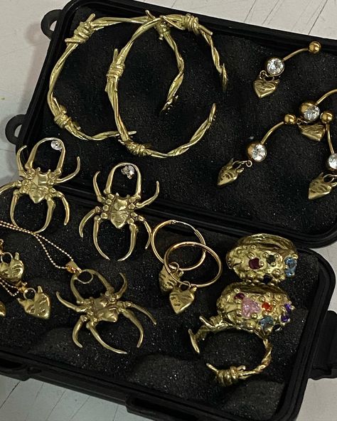 Dorado loyaltty 🕸 Goth With Gold Jewelry, Gothic Gold Jewelry, Gold Goth Aesthetic, Goth Gold Jewelry, Quince Outfits, Gold Goth, Aesthetic Goth, Cherry Baby, Romantic Goth