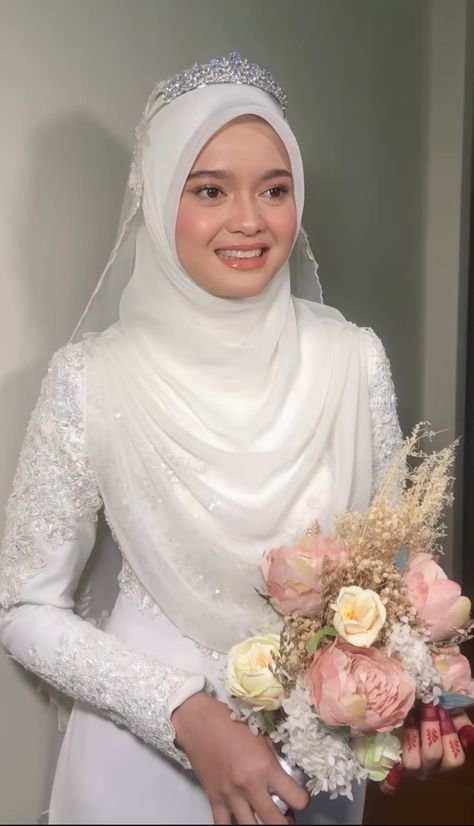 Muslim Wedding Dress Hijab Bride, Wedding Dress Hijab, Malaysian Wedding, Malay Wedding Dress, Bridal Hijab Styles, White Hijab, Wedding Hijab Styles, Muslim Wedding Gown, Nikah Outfit