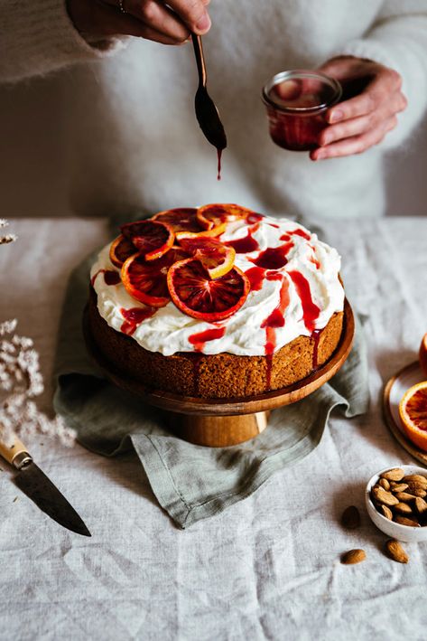 Candied Oranges, Food Photography Cake, Orange Dessert, Vegan Caramel, Dessert Photography, Cake Photography, Vegan Christmas, Orange Cake, Almond Cakes