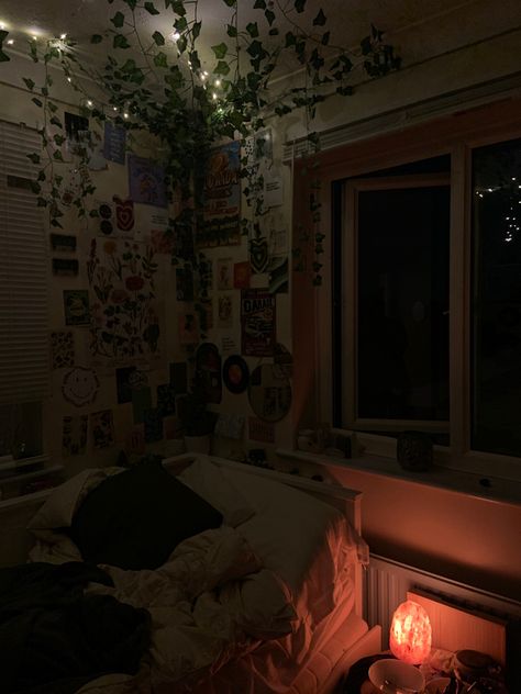 Rory Gilmore aesthetic autumn downtown girl awsthetic vibe night time bedroom nice pretty night dark twilight bedroom vibes Night Time Bedroom, Twilight Bedroom, Music Inspired Bedroom, Dark Bedroom Aesthetic, Grunge Bedroom, Vibe Bedroom, Music Bedroom, Home Outside, Home Decor Ideas Bedroom