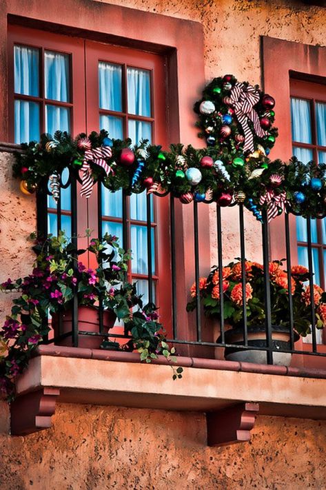 27 Cool Christmas Balcony Décor Ideas - DigsDigs Christmas Wreaths For Windows, Christmas Gift Ideas For Women, Christmas Gift Baskets Diy, Christmas Decorations Apartment, Christmas Apartment, Unique Stocking Stuffers, Christmas Village Houses, Gift Ideas For Women, Natural Christmas