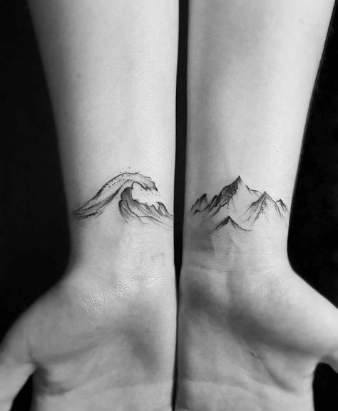 20 Gorgeous Travel Tattoos That Will Give You Wanderlust Rosen Tattoo Frau, Tattoo Mountain, Mountain Men, Forearm Tattoo Design, Tattoos Geometric, Trendy Tattoo, Парные Тату, Tattoo Girls, 1 Tattoo