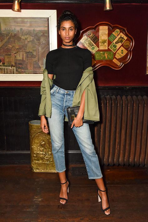 Model Imaan Hammam in a minimalist cord choker, simple black tee, khaki jacket (casually hanging off the shoulders, obvi), cropped jeans and barely there stilettos Jacket Hanging Off Shoulders, Shoulders Reference, Imaan Hammam, Brunch Fashion, New Street Style, Model Street Style, Street Style Outfit, Womens Fashion Casual, New York Fashion Week