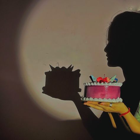 #birthday #aestheticbirthdayphoto #cake #shadow Birthday Shadow Pictures, Shadow Birthday Photoshoot, Poses With Birthday Cake, Cake Poses, Birthday Fotos, Projector Photoshoot, Bday Pics, Cake Photoshoot, Flower Lamp Shade