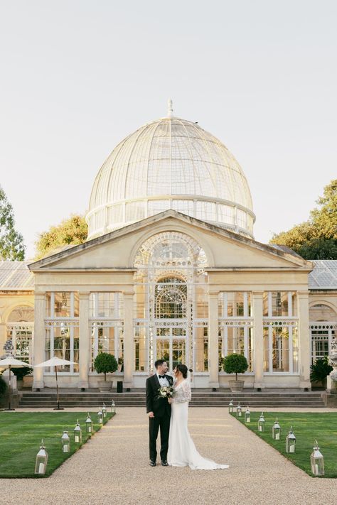 Looking for a luxury wedding venue near London? Syon Park is your answer. With its lovely gardens and historic house, it's perfect for a classic and intimate ceremony. Read our blog post to discover more about this fairytale wedding venue. Syon House Wedding, British Wedding Venues, English Wedding Venues, Old Building Wedding, Toronto Wedding Venues, Wedding Venues In London, Syon Park Wedding, Beautiful Venues, Venue Business