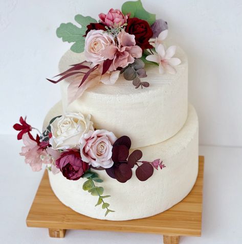 Cake With Fake Flowers, Cake With Artificial Flowers, Fake Wedding Cakes, Flower Cake Design, Flower Cake Decorations, Decorate A Cake, Wedding Cake Fresh Flowers, 80 Birthday Cake, Floral Cake Topper