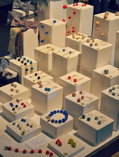 Prendas Jewelry Display Ideas, Creative Jewelry Displays, Silver Shawl, Jewelry Booth, Stall Display, Jewerly Displays, Jewellery Exhibition, Diy Display, Craft Stalls