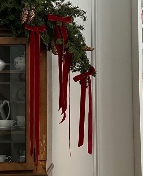 Red Velvet Christmas Tree, Velvet Christmas Tree, Red Velvet Christmas, Door Garland, Tree Bows, Christmas Dreaming, Vintage Wreath, Velvet Christmas, Winter Mood