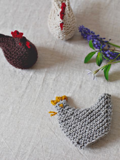 Little spring hen – De Rerum natura Knitted Easter Crafts, Knitting Patterns Free Dog, Sheep Cards, Small Knitting Projects, Chocolate Egg, Easter Chicken, Chicken Pattern, Crochet Chicken, Animal Knitting Patterns