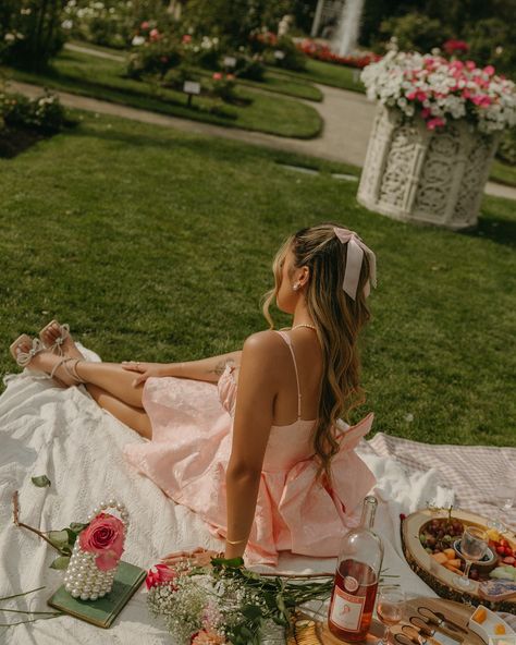 ✨Very cutesy, very mindful, very demure ✨ Girls Picnic, Coquette Girls, Floral Couch, Picnic Photo Shoot, Picnic Photoshoot, Instagram Couples, Cottagecore Coquette, Couples Portraits, Fashion Photography Inspiration