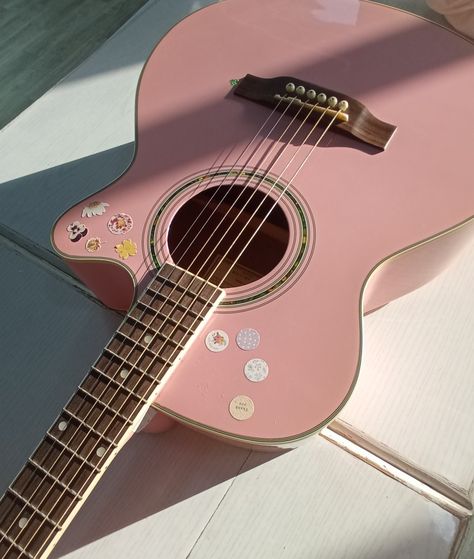 Decorated Acoustic Guitar Aesthetic, Acoustic Guitar Pretty, Pink Acoustic Guitar Aesthetic, Cute Guitar Aesthetic, Cute Acoustic Guitar, Pink Guitar Aesthetic, Cute Guitars, Pink Acoustic Guitar, Guitars Aesthetic