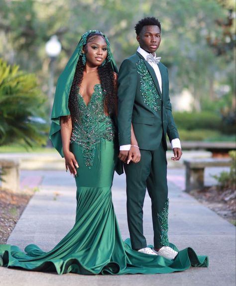 Long Party Gowns, High Neck Prom Dress, Sweep Train Prom Dress, Prom Photoshoot, Elegant Evening Dress, Prom Couples, Prom Dress Inspo, Gorgeous Prom Dresses, Green Prom