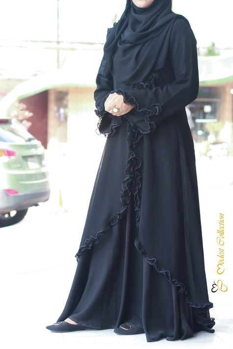 Looking for a party wear which is a decent wear as well? Look no further than this traditional frilled Abaya gown which is simple & elegant, made of Nidah and laser georgette fabric which is why it's very comfortable. The Abaya pattern is like those of stylish dubai abaya. Black Abaya Aesthetic, Burka Fashion, Aesthetic Abaya, Simple Abaya Designs, Arabic Abaya, Black Abaya Designs, Abaya Designs Latest, Abaya Fashion Dubai, Black Hijab