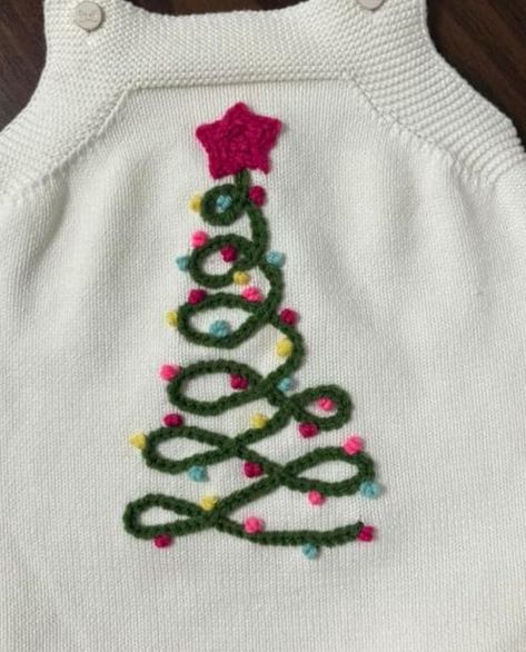 Hand Embroidery Christmas Sweater, Embroidery Christmas Sweater, Homemade Christmas Sweaters, Diy Christmas Clothes, Yarn Embroidery On Sweater, Denver Outfits, Christmas Sweater Embroidery, Hand Embroidery Sweater, Embroidery Sweater Diy