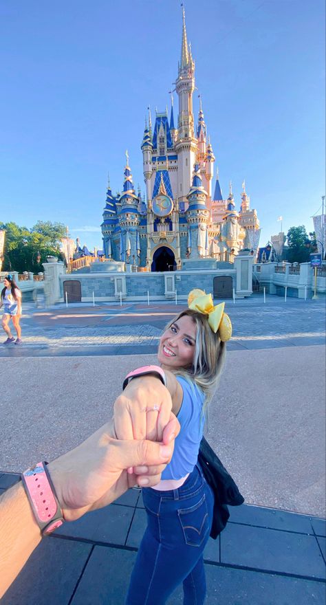 Disney World Proposal Ideas, Disney Proposal Pictures, Disney Engagement Photos, Disney Proposal Ideas, Disney World Proposal, Disneyland Couples Pictures, Disneyland Proposal, Disney Engagement Pictures, Surprise Proposal Pictures