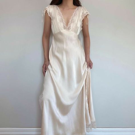 Nightgown Wedding Dress, Vintage Sleeping Gown, Vintage Night Gowns, Sleep Dress Aesthetic, Night Gowns Elegant, Silk Nightwear Romantic, Long Sleep Dress, Elegant Nightgown, Gown Aesthetic