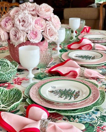 Pink Christmas Table, Tree Plates, Christmas China, Peony Pink, Spode Christmas Tree, Christmas Interiors, Spode Christmas, Christmas Brunch, Christmas Dining