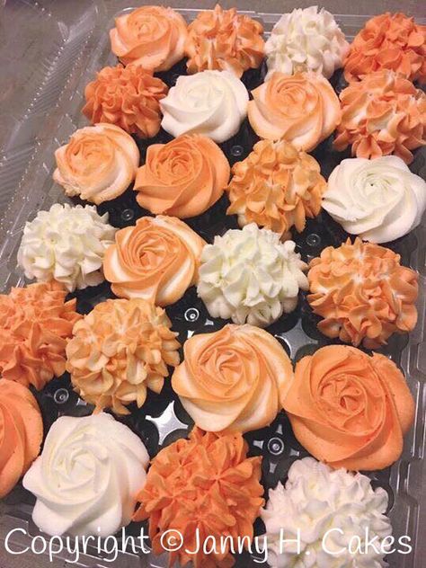 Peach flower cupcakes Peaches And Cream Party, Peach Color Cupcakes, Burnt Orange Cupcakes Wedding, Burnt Orange Cupcakes, Orange Sweets, Orange Foods, Lavender Dessert, Fall Wedding Cupcakes, Peach Items