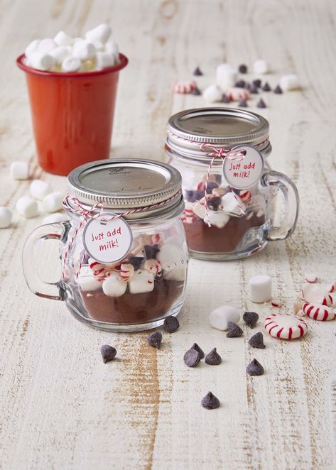 countryliving Mason Jar Hot Chocolate, Diy Christmas Mason Jars, Hot Chocolate In A Jar, Chocolate Jar, Hot Chocolate Mugs, Mason Jar Christmas Crafts, Christmas Mason Jars Diy, Cheap Diy Christmas Gifts, Hot Cocoa Gift