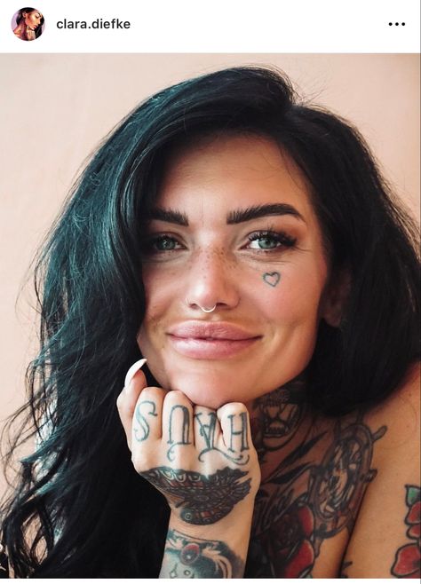 Tattooed Outfits, Women’s Face Tattoo, Heavily Tattooed Women, Inked Woman, Female Tattoo Models, Tattooed Woman, Tattooed Girl, Girls With Tattoos, Black Hair Dye