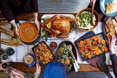 Friendsgiving Hosting, Thanksgiving Dinner Table Setting, Hosting Hacks, Thanksgiving Tips, Perfect Pumpkin Pie, Thanksgiving Potluck, Thanksgiving Foods, Dinner For 2, Thanksgiving Dinner Recipes