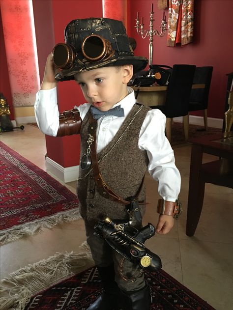 Time Traveler Costume Diy, Time Traveller Costume, Diy Steampunk Costume Male, Time Traveler Costume, Steampunk Time Traveler Outfit, Steampunk Family Costumes, Diy Steampunk Costume, Steampunk Costume Men, Kids Steampunk Costume